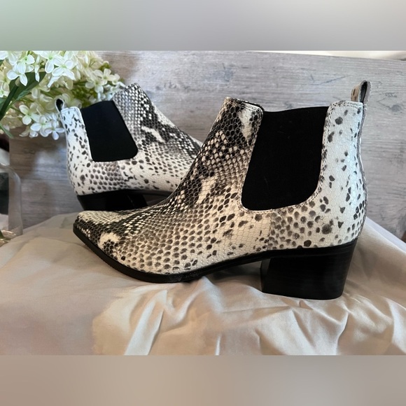Blondo Noa Waterproof White/Grey Snake Embossed Leather Bootie Size 8 Like New - Picture 8 of 14